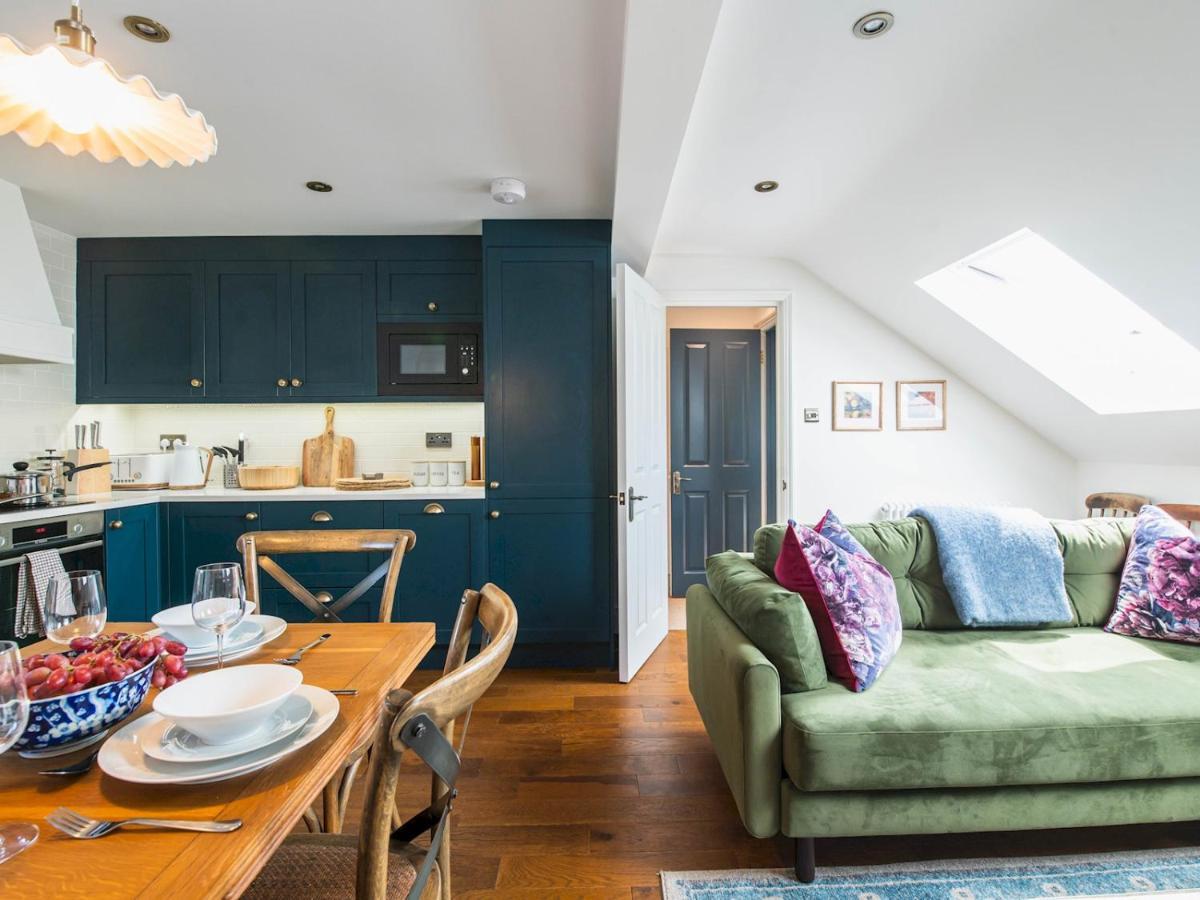 Interior Designed Stylish Flat In Fulham - 5 Min Walk To River Thames - Pass The Keys ロンドン エクステリア 写真